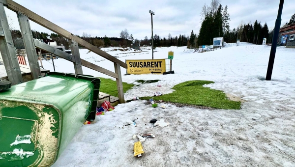 Eile öösel püsis Haanjas õhutemperatuur nulli ja ühe miinuskraadi vahel. Tuul kuivatas õhku ja lumele tekkis paras koorik, mis omakorda raskendas tööd lumelabidatega. Tuule tugevusest räägib ka ümber puhutud prügikast. FOTO: Kalev Annom